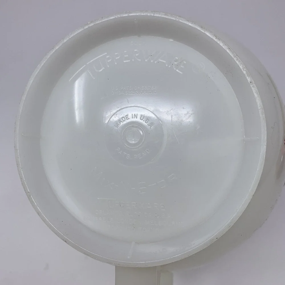 Vintage Tupperware Mix N Stor 8 Cup 2 Quart Measuring Cup Red Lettering Pouring